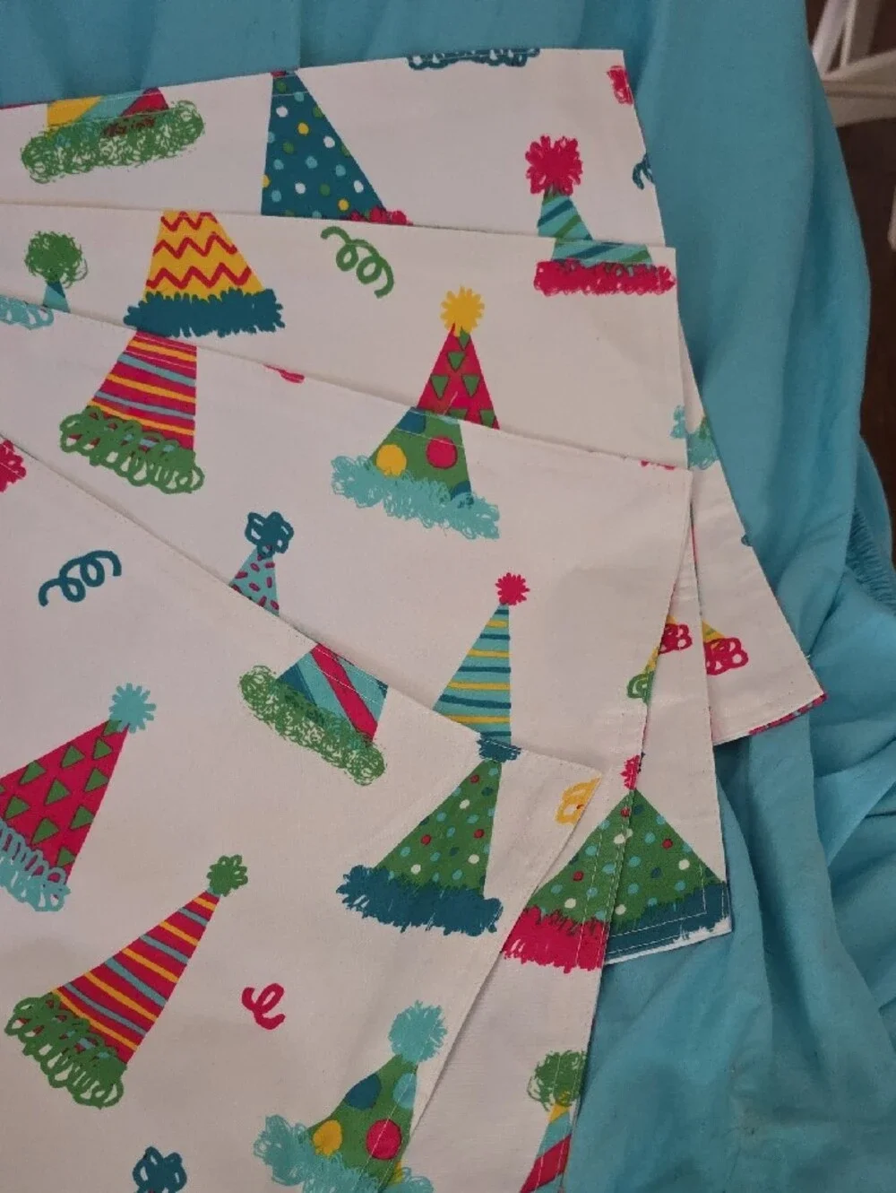 Isaac Mizrahi White Tablecloth & Placemats with Multicolor Party Hats